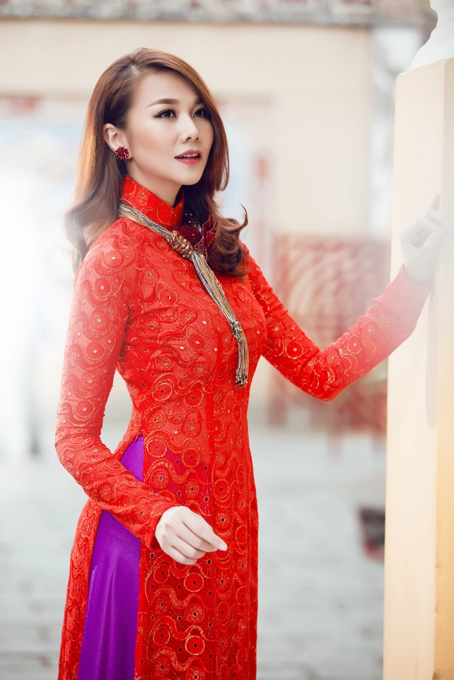 Siêu mẫu Thanh Hằng trong trang phục áo dài