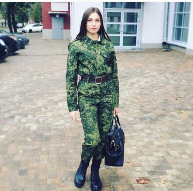 Phụ nữ Nga mặc quân phục đẹp 1