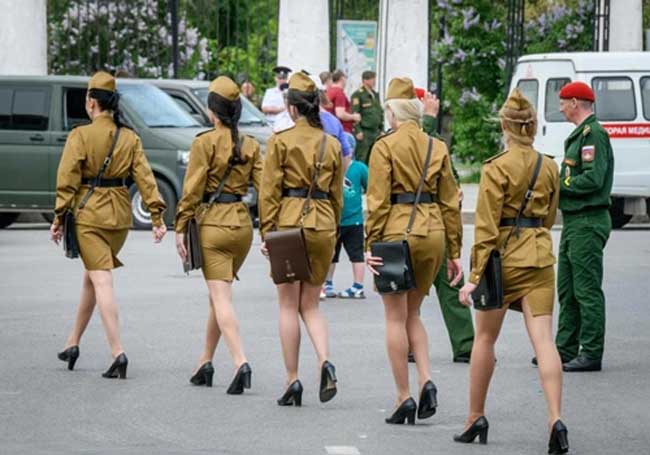Phụ nữ Nga mặc quân phục đẹp 12