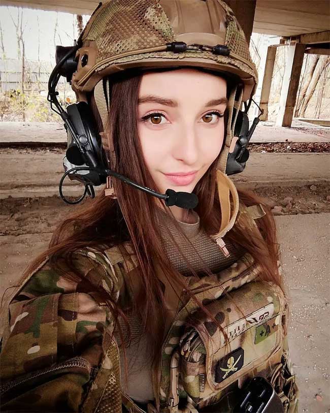Phụ nữ Nga mặc quân phục đẹp 14