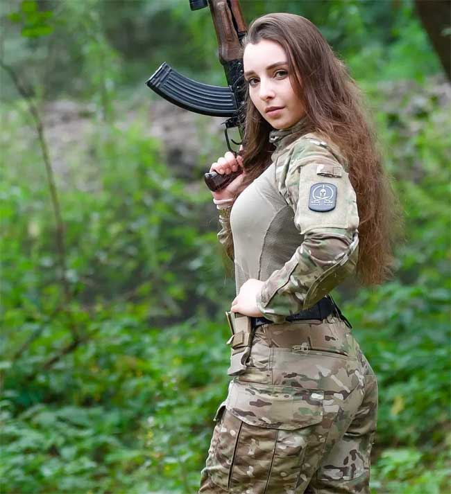Phụ nữ Nga mặc quân phục đẹp 6